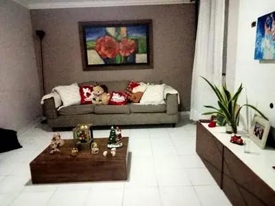 a living room with a couch and a coffee table at Habitacion en el Norte cerca al Malecón in Barranquilla