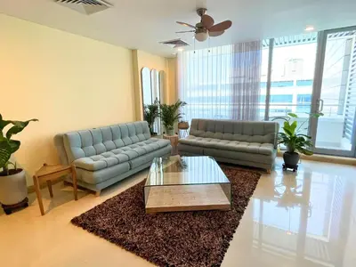 a living room with two couches and a coffee table at Apto Con Ubicación Privilegiada in Barranquilla