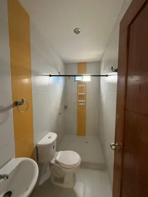 a small bathroom with a toilet and a sink at Apartamentos Altos de Guayabal in El Triunfo