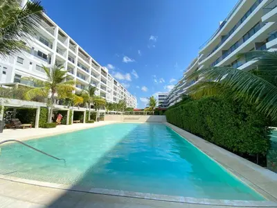 a swimming pool in front of a building at Apartamento en Playa Manzanillo in Cartagena de Indias