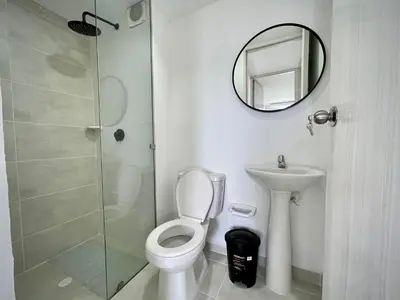 a bathroom with a toilet and a sink and a mirror at Apartamento con vista única cerca de la Uninorte in Puerto Colombia