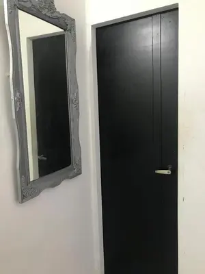 a mirror and a black door in a room at Apartamento Carnavalero calle 72, ubicación privilegiada eventos de carnaval zona norte in Barranquilla