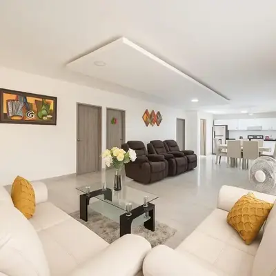Casa con piscina cerca al aeropuerto
