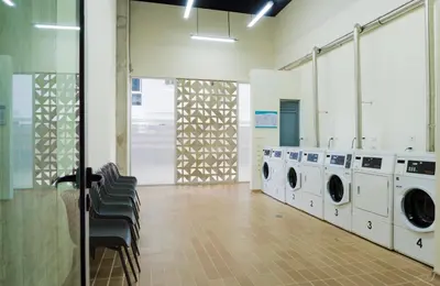 a laundry room with a row of washing machines at Apto de Lujo con Vista al Mar en Playa Bello Horizonte in Santa Marta