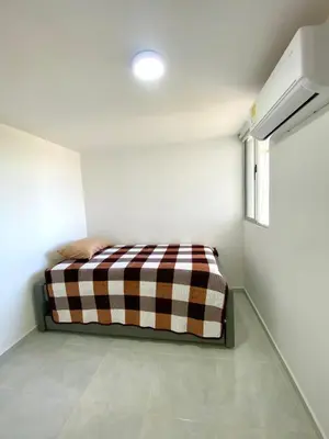 a small room with a bed in the corner at Hermoso apartamento amoblado in Barranquilla