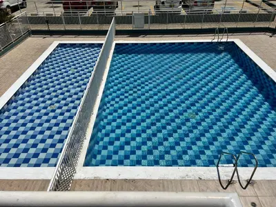 an overhead view of a blue swimming pool at Cómodo apartamento en el norte de Barranquilla in Barranquilla