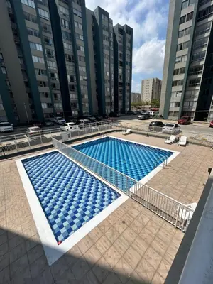 an empty swimming pool in a city with buildings at Cómodo apartamento en el norte de Barranquilla in Barranquilla