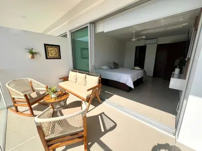 a room with a bed and a table and chairs at Luxury, Central y Exclusivo1 Linea Playa Privada in Cartagena de Indias
