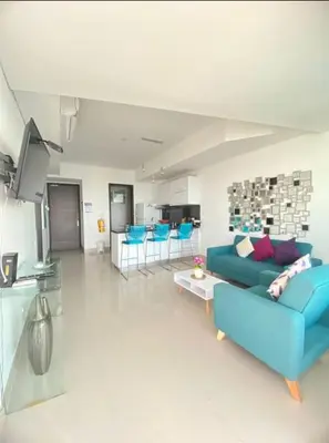 a living room with a blue couch and a table at 1PE-AL Apartamento de 1 alcoba frente al mar con Aire acondicionado, Piscina y Wifi in Cartagena de Indias