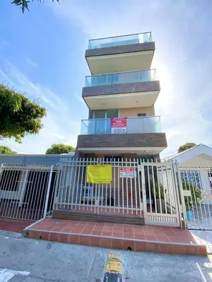 a tall building with a gate in front of it at Apartamento nuevo a 300 mts malecón del rio in Barranquilla
