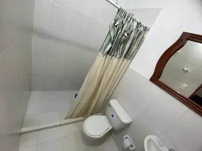 a bathroom with a toilet and a mirror at Paraíso en Bocagrande habitaciones in Cartagena de Indias