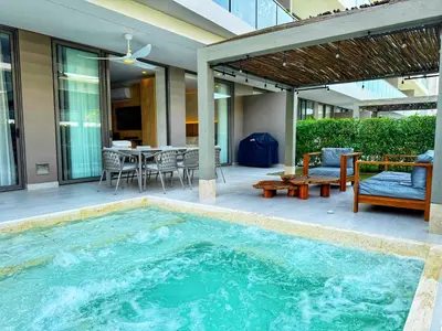 a swimming pool on a patio with a table and chairs at Exclusivo apartamento con Piscina Privada in Cartagena de Indias