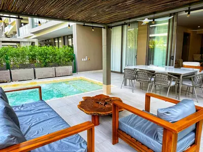 a patio with a pool and a table and chairs at Exclusivo apartamento con Piscina Privada in Cartagena de Indias