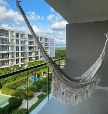 a hammock hanging from a balcony of a building at Hermoso Apartamento Cartagena Salida directa al Mar in Cartagena de Indias