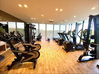 a gym with several treadmills and elliptical machines at Hermoso Apartamento Cartagena Salida directa al Mar in Cartagena de Indias
