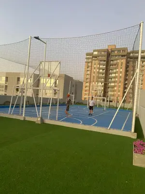 two people are playing basketball on a tennis court at Lindo apartamento en el norte in Barranquilla