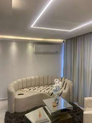 a living room with a white couch and a table at Lindo apartamento en el norte in Barranquilla