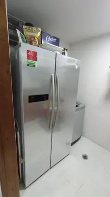 a refrigerator with its door open in a kitchen at Apartamento para carnavales in Barranquilla