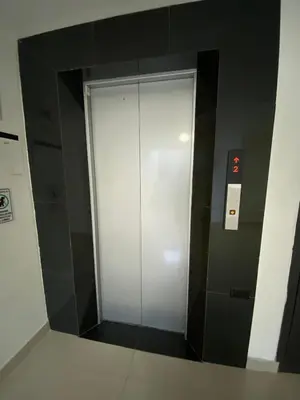 a elevator in a building with a mirror at Modern Duplex en Riomar BQuilla in Barranquilla