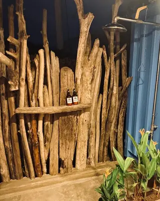 a fence made out of driftwood with bottles of wine at WIND en Mojarra Beach Aire acondicionado Habitación privada in Salina de Rey
