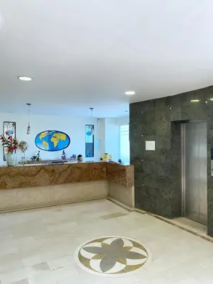 a lobby with a reception counter and a room with at Hotel Continental Plaza Barranquilla in Barranquilla