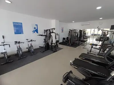 a gym with several treadmills and exercise bikes at Apartamento en Los Morros - Cartagena de Indias in Cartagena de Indias