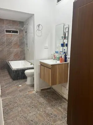 a bathroom with a sink and a tub and a toilet at Casa de campo con piscina, aire acondicionado, estacionamiento privado con BBQ in Barranquilla