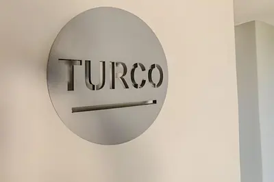 a mirror with the word tucoco hanging on a wall at Lujoso con acceso directo a la Playa in Cartagena de Indias