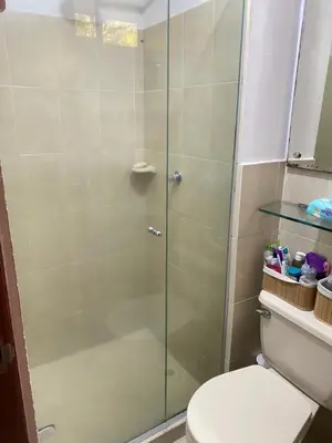 a shower stall in a bathroom with a toilet at Habitación en Villa Carolina con aire in Barranquilla