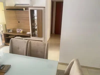 a room with a table and two chairs and a desk at Habitación en Villa Carolina con aire in Barranquilla