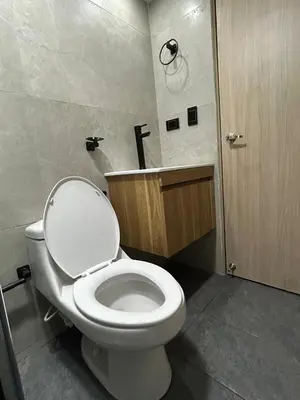 a bathroom with a toilet with a t cross on the wall at Moderno Apartamento en Barranquilla, Miramar in Barranquilla