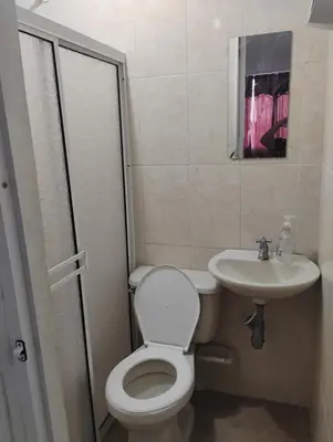 a small bathroom with a toilet and a sink at Safarihostal in Cartagena de Indias