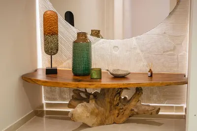 a table with two vases on top of a tree stump at Apartamento cerca a Getsemaní in Cartagena de Indias
