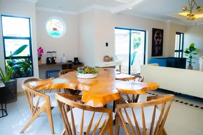 a dining room with a wooden table and chairs at Apartamento cerca a Getsemaní in Cartagena de Indias