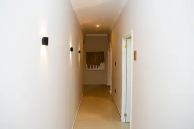 a hallway with white walls and a white door at Apartamento cerca a Getsemaní in Cartagena de Indias