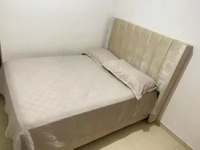 a small bed in a corner of a room at Apartamento en Villa Carolina in Barranquilla