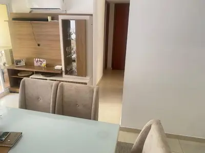a room with a table and two chairs and a kitchen at Apartamento en Villa Carolina in Barranquilla