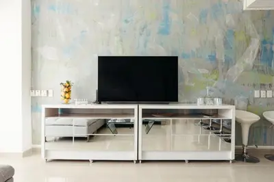 a white entertainment center with a flat screen tv on it at Elegante Apartamento en Cartagena con salida al Mar, Morros Epic in Cartagena de Indias