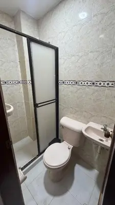 a bathroom with a toilet and a sink at Apartamento central en Barranquilla in Barranquilla