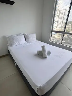 a bed with two towels on it in a room at Cómodo y Comfortable Apto in Cartagena de Indias