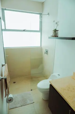 a bathroom with a toilet and a glass shower at SeaWay Apartamento 5 Habitaciones para 12 Personas in Cartagena de Indias