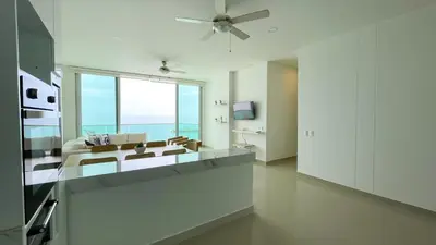 a living room with a couch and a ceiling fan at Magico Apartamento Frente al Mar 4 Habitaciones BM43 in Coveñitas