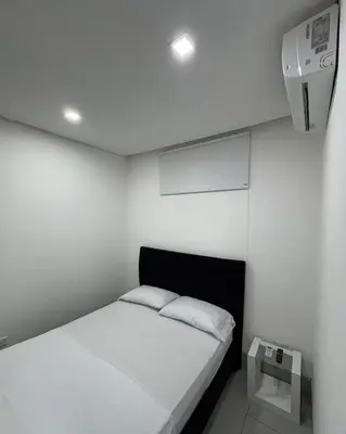a small white room with a bed and a projector at Espectacular Apartamento Amoblado - 2 Habitaciones in Barranquilla