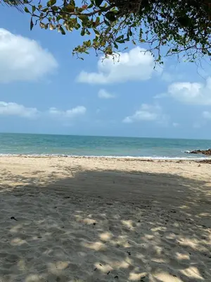 a sandy beach with the ocean in the background at Las Margaritas Frente al Mar 2 in Coveñas
