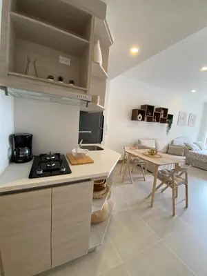 a kitchen with a stove and a table in a room at Hermoso y acogedor Monoambiente in Cartagena de Indias