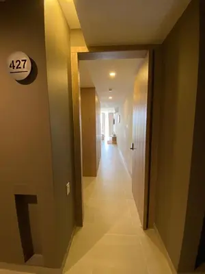 a hallway with a door and a hallwayngthngthngthngthngthngthngthngth at Hermoso y acogedor Monoambiente in Cartagena de Indias