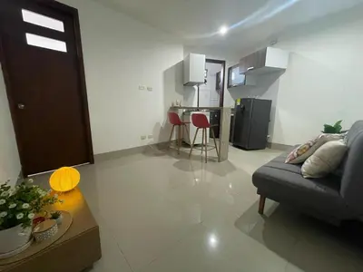 a living room with a couch and a kitchen at Excelente apartaestudio in Sincelejo