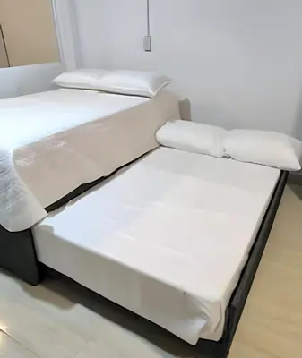 two beds sitting next to each other in a room at Apartamento cerca a la playa y al mar Punta Roca in Maizal