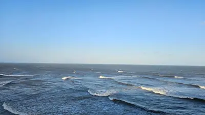 a large body of water with waves in it at Apartamento cerca a la playa y al mar Punta Roca in Maizal