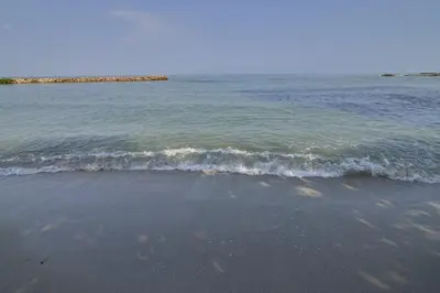a small wave in the ocean on a beach at Hermoso Apartamento Frente al Mar 2 Habitaciones PAZ127 in Coveñas